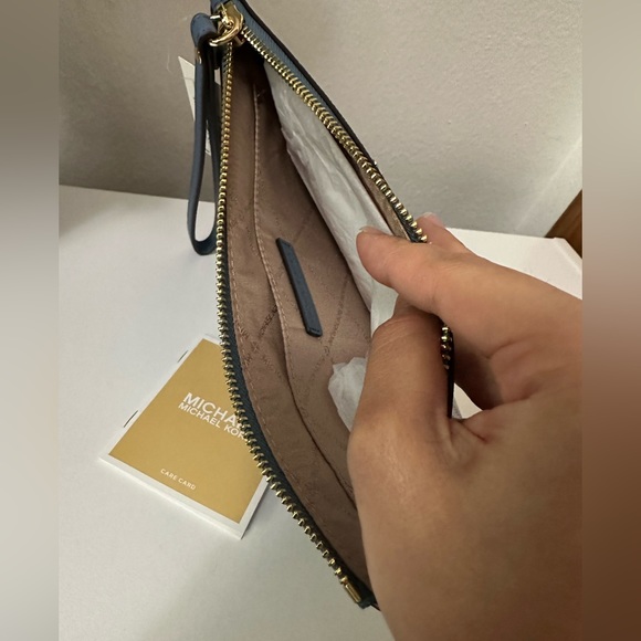 Michael Kors  Jet Set  LG Zip Clutch Wristlet - Picture 5 of 10